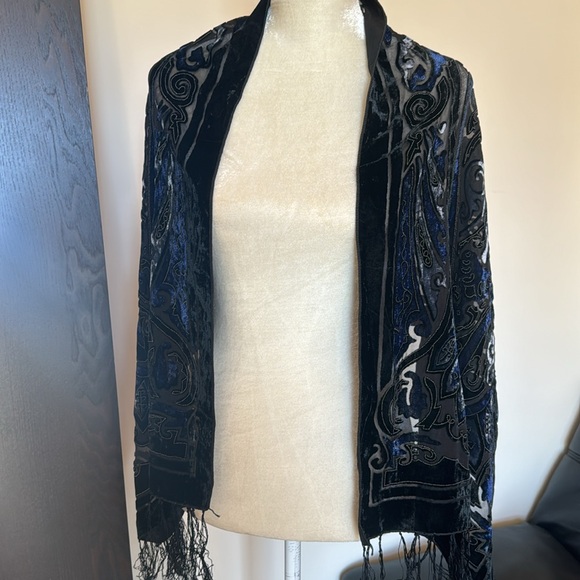 Gorgeous shawl scarf with velvet cut out details - Picture 6 of 6